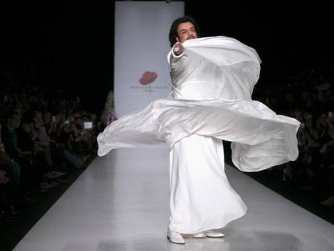 Филип Киркоров облече булчинска рокля