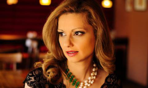 ТВ новинарка дебютира с изложба на бижута