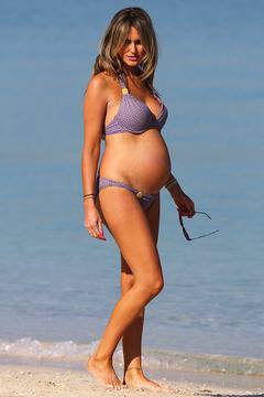 Гаджето на Клевърли отдъхва на плажа в Дубай (снимки)