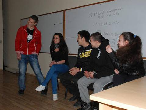 Подскажи на съученика си как да се запознае с момиче