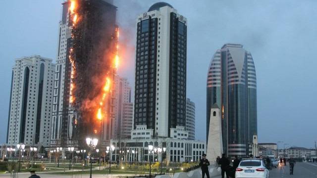 Огромен пожар в Грозни потушен след 7-часова борба с огъня