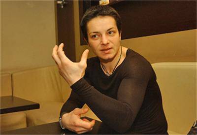 Каскадьорката Елица Ръжева чупи стъкла вместо Поли Генова в новия й клип