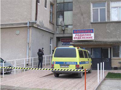 Акушерка неволно размени бебета, едната рода дори се снимала с чуждото