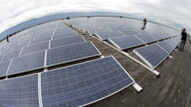 Спирането на вятърни и соларни централи продължава