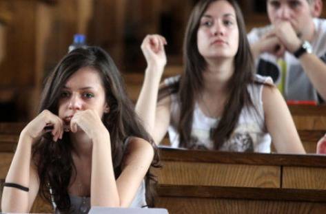 Кандидат-студенти на изпит по български и литература в СУ