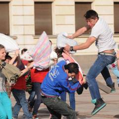 Масов бой с възглавници пред Народния театър