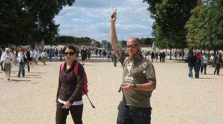 Какво прави този мъж?