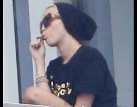 Майли Сайръс дърпа джойнт? (ВИДЕО)