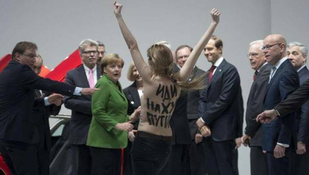 Активистки от FEMEN изненадаха Путин и Меркел в Хановер