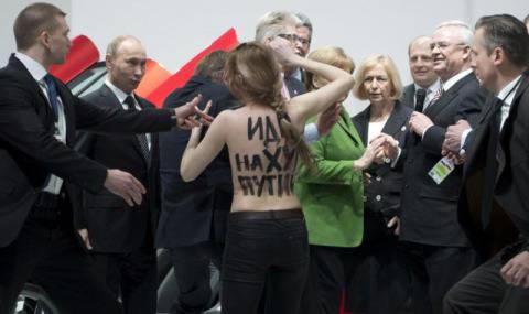 ФЕМЕН с протест срещу Путин пред Меркел