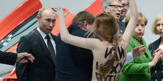 Голи феминистки шокираха Путин и Меркел (снимки)