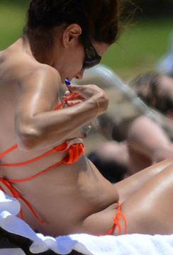 Ева Лонгория свали сутиена на плажа (снимки)