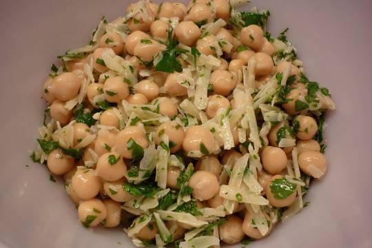 Салата от нахут с пармезан