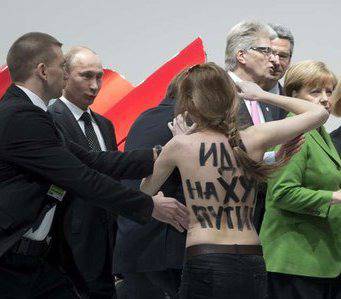 FEMEN с голи гърди срещу Путин (снимки и видео)