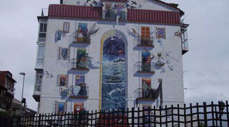 Български художник рисува по сгради в Испания