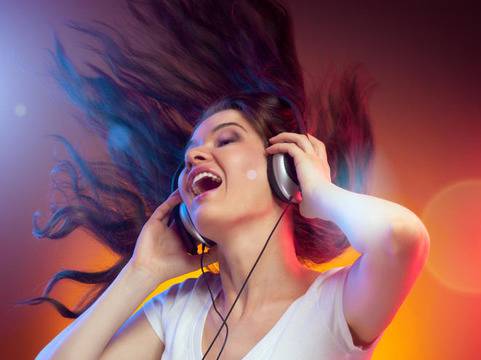 Оглушава ли се от слушалки?