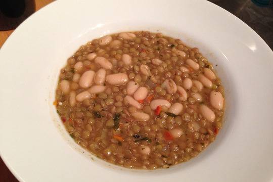 Яхния от леща с боб