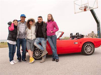 Графа нае червена ретро кола в Гърция