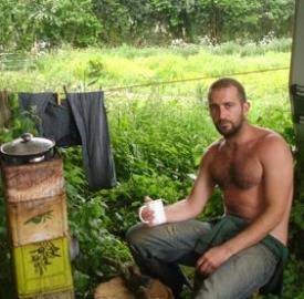 Марк Бойл живее екологично и без пари (снимки)