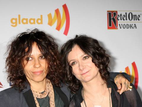 Сара Гилбърт и Линда Пери се сгодиха