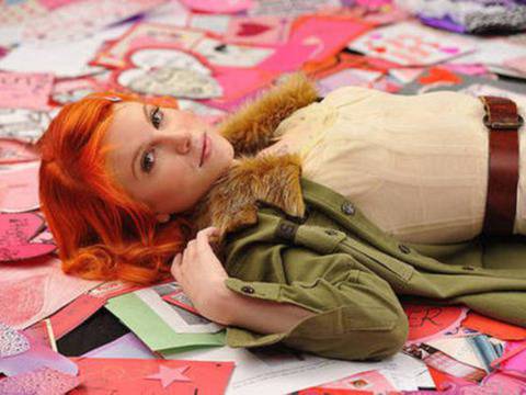 Paramore пуснаха оранжево видео, а Хейли – оранжева козметична линия