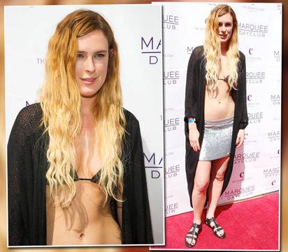 ЛЕЛЕ! Вижте чия дъщеря се появи по бански на червения килим