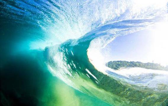 Връхлетете вълната!