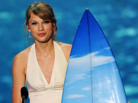 „Мъжемелачката“ Тейлър Суифт премина на вълна „сърфисти“