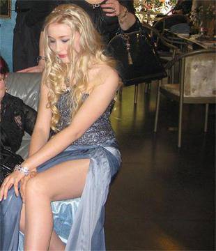 Момиче подарява рокля на Жана Жекова