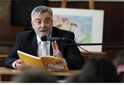 Министър Владимир Пенев чете на ученици „Ние, врабчетата“, те му искат автографи