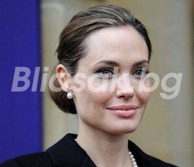 Анджелина Джоли се сбабичоса