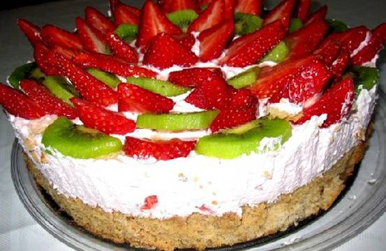 Пролетна торта с ягоди и сметана