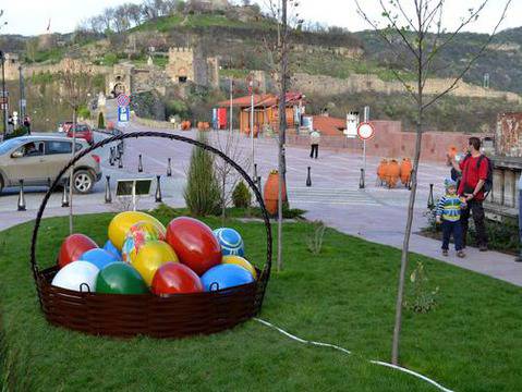 Огромни кошници с великденски яйца галят окото в старата столица