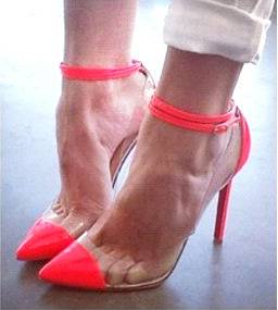 Класика в бяло, крещящ неон и прозрачни материи владеят лятото