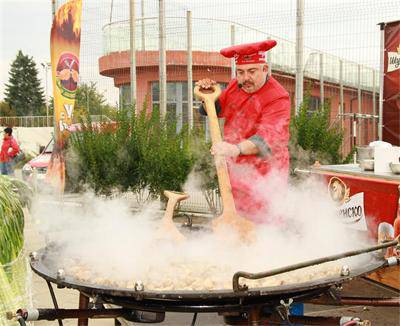 Ути Бъчваров: Кове се най-големият казан за курбан с 200 кг мед