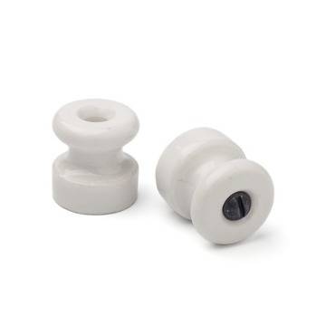 Бял порцеланов кабелен изолатор