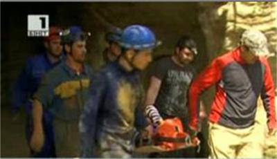 Спасиха русенка, пострадала в пещера „Орлова чука“ (видео)