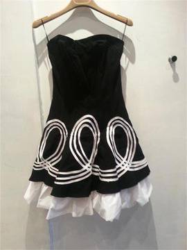 Момиче дарява малка черна рокля и чанта с пришити рози