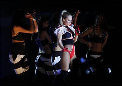 Лора Караджова и Криско пътуват в самолет до Варна, за да снимат нов клип