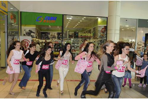 Над 70 жени с розови чанти щурмуваха The Mall