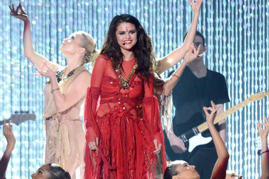 Селена Гомес танцува боса