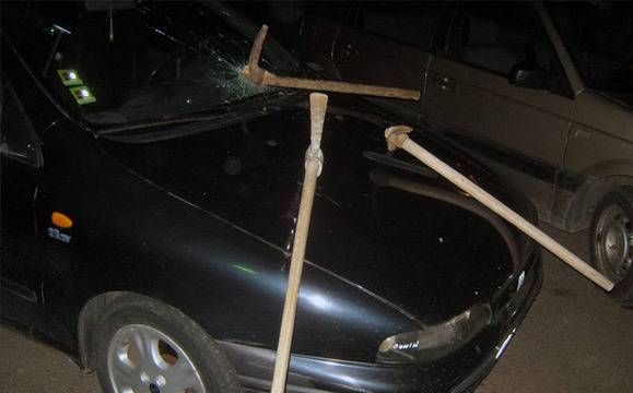 Забиха 3 кирки в колата на бургазлийка