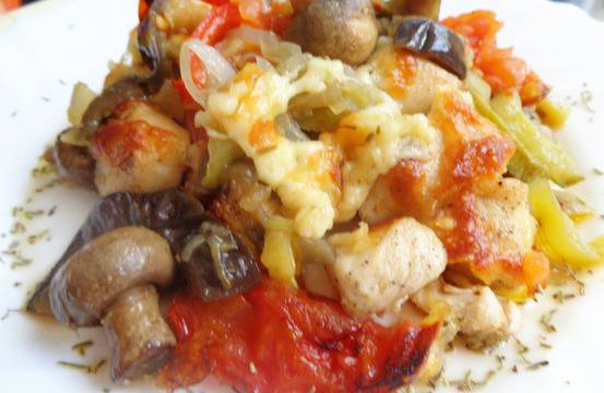 Запечени зеленчуци с пилешко филе