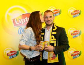 Уесли Снайдер и красивата му съпруга в турска реклама (видео)