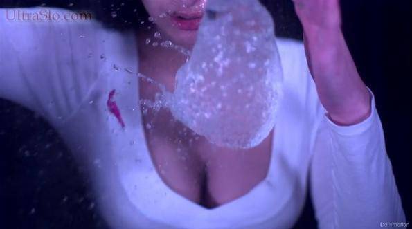 Женски гърди и водни балони за всички