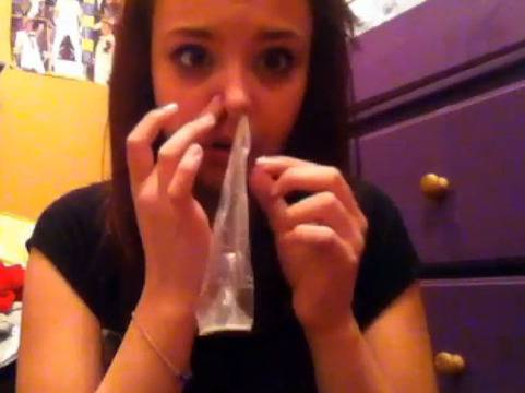 Condom Сhallenge, или как да си почистим носа с презерватив според актуалната YouTube мания (Видео)