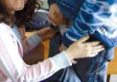 Малолетен притиска връсничка за „свирка“