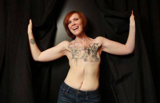 Победила рака жена замени гърдите с татуировки (СНИМКИ)