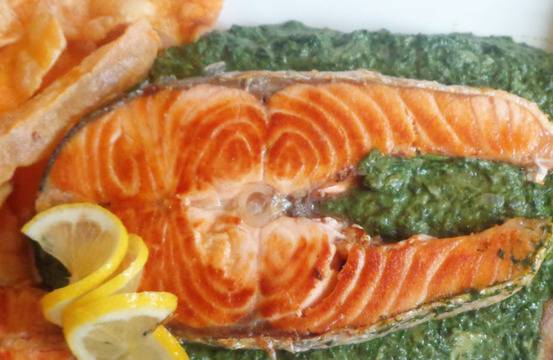 Сьомга котлет върху пюре от спанак