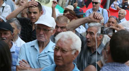 Видео: Протест на пенсионери срещу Бойко Борисов